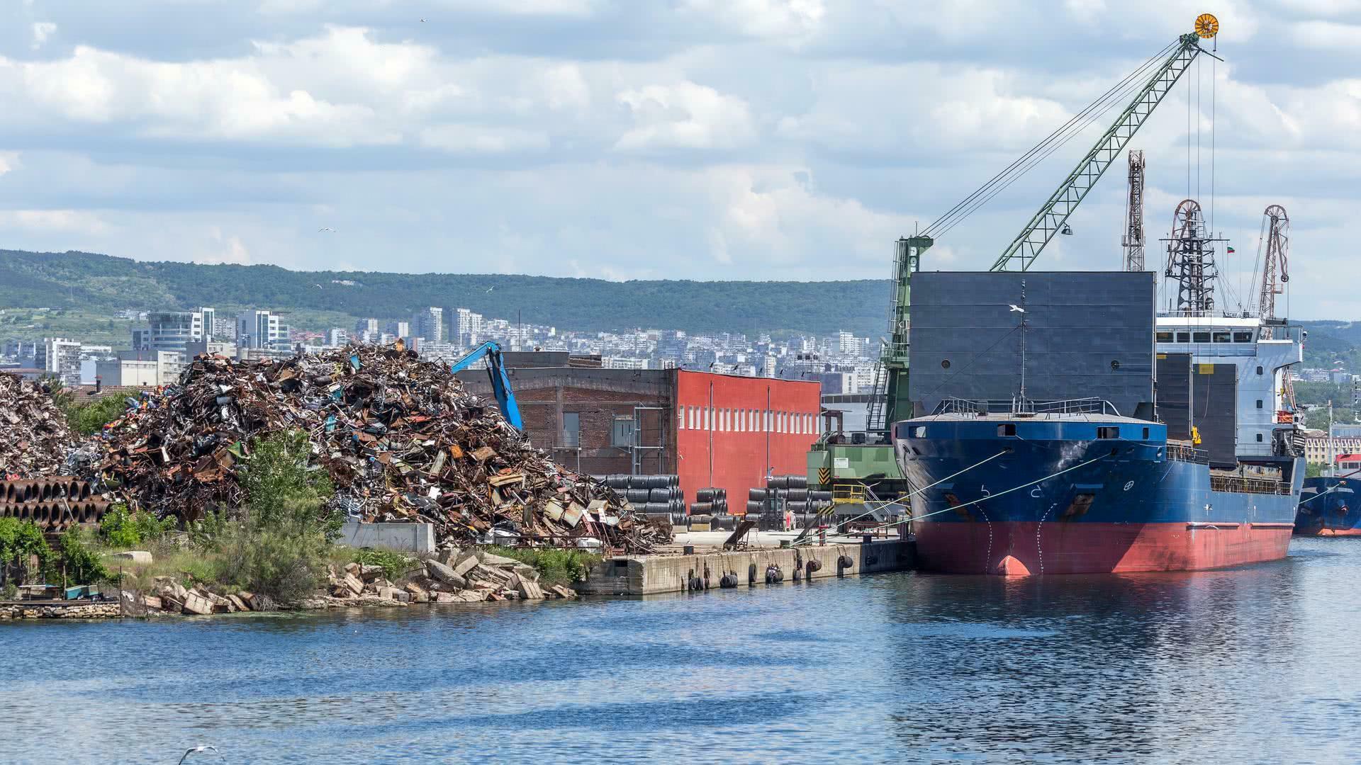 Игумновский полигон фото. Гора из щебня. Large heap. Крупный бытовой мусор. Горы мусора внутри завода.