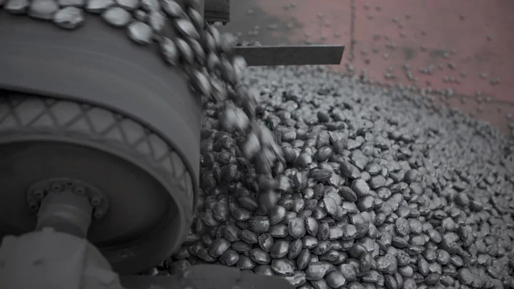 РБК узнал о возможных ограничениях на вывоз из России нужного сталеварам угля