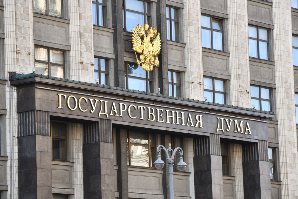 Госдума РФ предложила доработать ко второму чтению поправки Минфина о переносе в цену длящихся договоров измененной ставки НДС, сообщают Ведомости.
